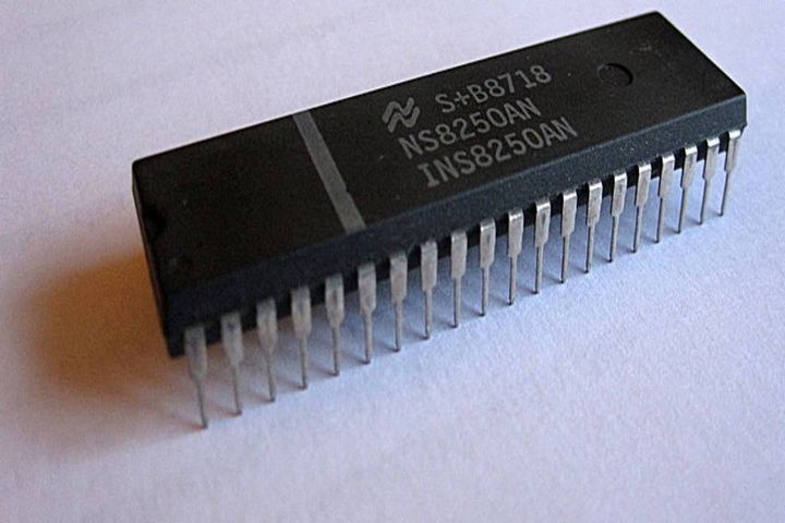 There are 200 to 250 semiconductor chips in an average car and 800 to 1,000 chips in most luxury car. The amount of chips in electric vehicles varies by architecture, but the count is generally much lower, 75 to 100 chips. - Photo: Wikimedia Commons