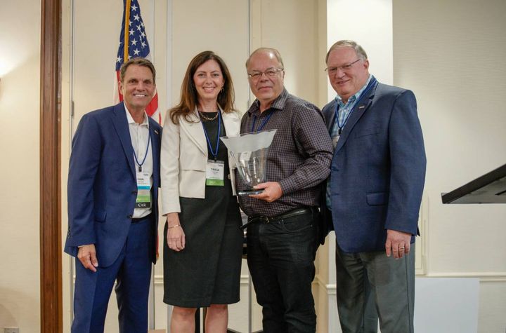 Automotive Fleet associate publisher and editor Mike Antich (second from R) gets the Ed Bobit Industry Icon Award from IARA President Paul Seger, NAAA CEO Tricia Heon, and IARA executive director Tony Long. - Photo: IARA