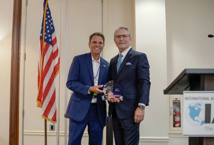 Although Ben Lange, the CEO and President of America’s Auto Auction and Auction Credit Enterprises, was named for the award in 2020, he was able to receive it this year in person from IARA President Paul Seger. - Photo: IARA