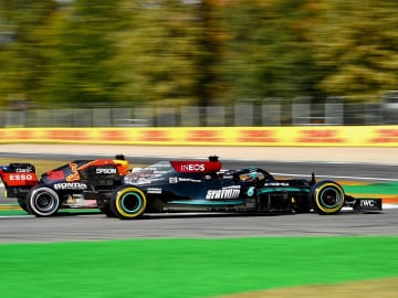 Hamilton: Pressure of first F1 title shot may be impacting Verstappen