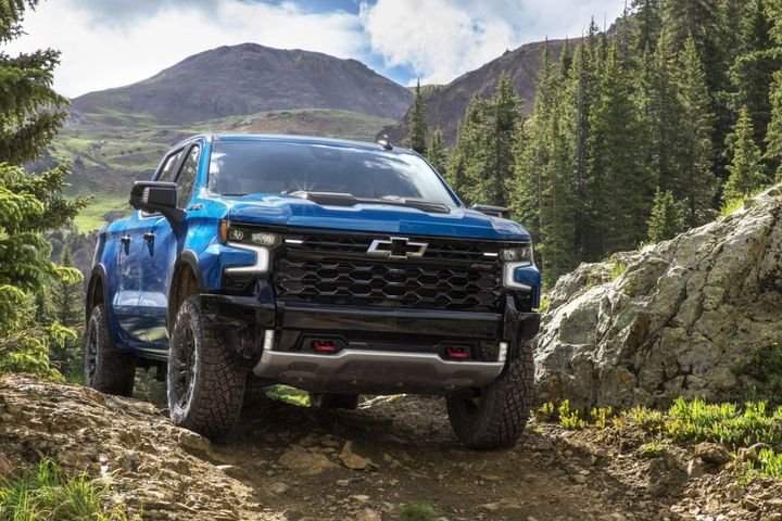 The new 2022 Chevrolet Silverado includes a fully redesigned interior for LT, RST, LT Trail Boss, ZR2, LTZ and High Country trims. - Photo: Chevrolet